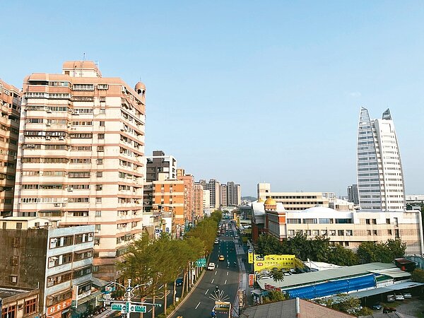 桃園市房屋稅徵收率自治條例修正草案,5戶內維持2.4%,6戶以上每戶課徵3.6%。記者朱冠諭/攝影