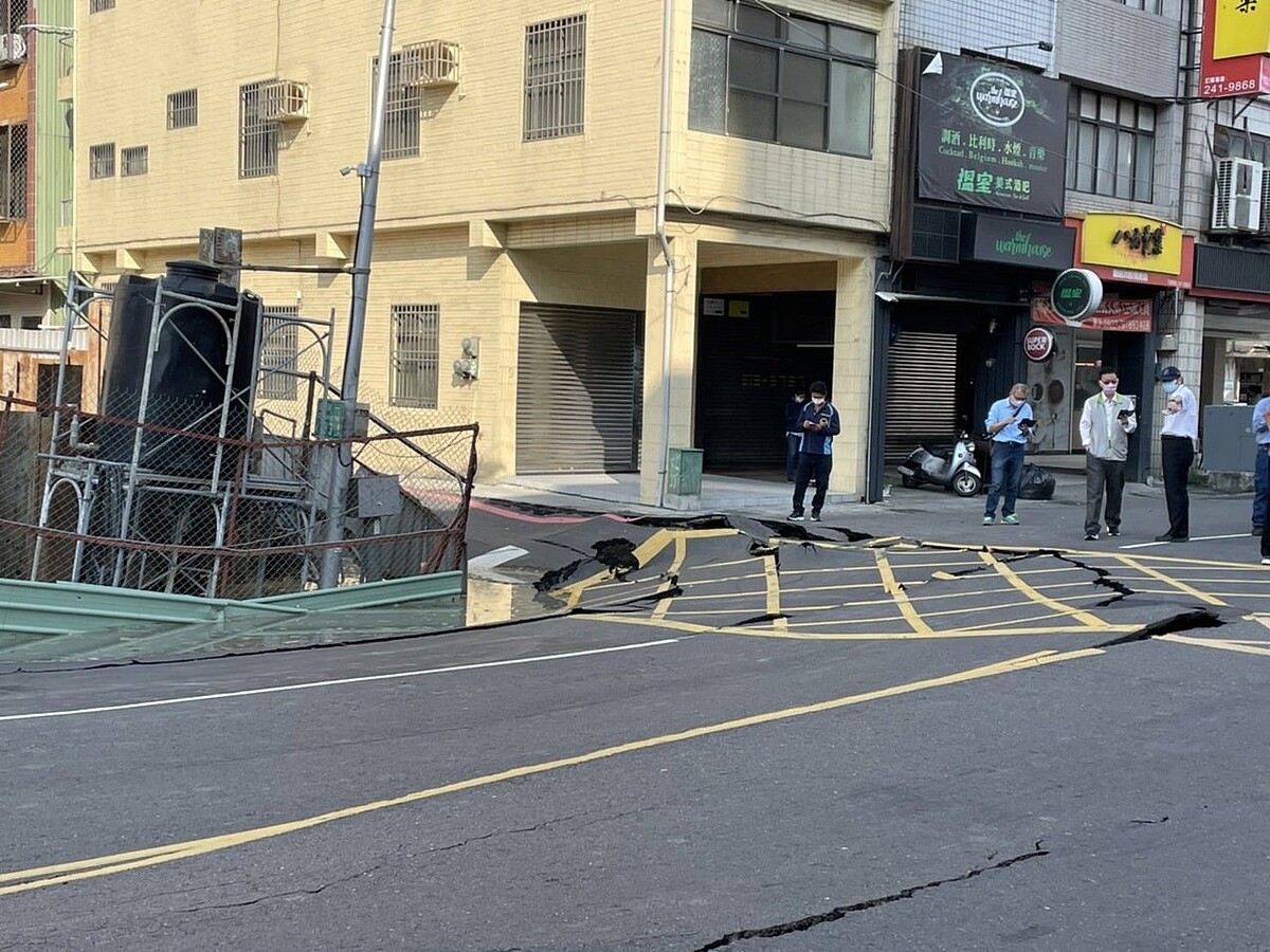 高雄前金區一處建案22日清晨出現地基掏空坍塌。圖/好房網News記者黃暐迪翻攝