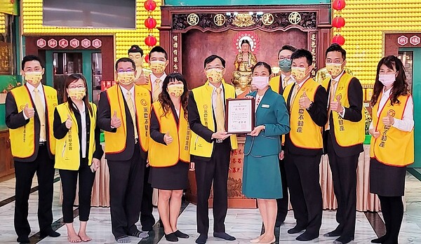 正德愛心廚房致贈感謝狀,感謝永慶不動產高屏區經管會捐贈15萬元,助弱勢族群有溫飽三餐。圖/永慶不動產提供