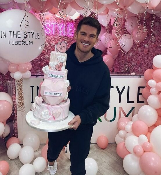 他曾是輟學的漢堡王打工仔,如今身價超過13億元。圖/取自instagram