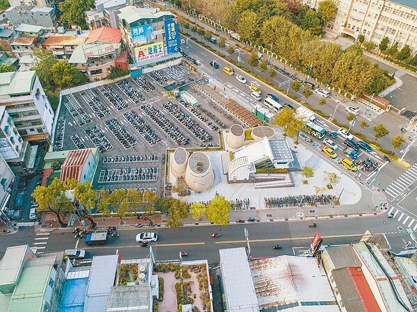 蘆洲湧蓮寺公益慈善大樓新建統包工程5度流標，新北市政府調整標案內容，21日重新上網招標，預定地目前為機車停車場。（新北市工務局提供／陳慰慈新北傳真）