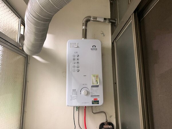 沈姓房東將屋外型熱水器裝在無對外窗的陽台,造成房客一氧化碳中毒,被法院判刑3月。 圖/新竹市消防局提供