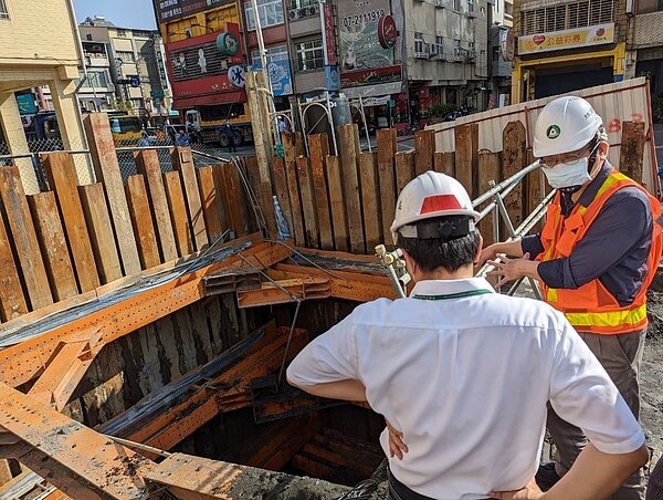 事故發生後,工務局協同土木技師前往勘查。圖/高雄市政府提供