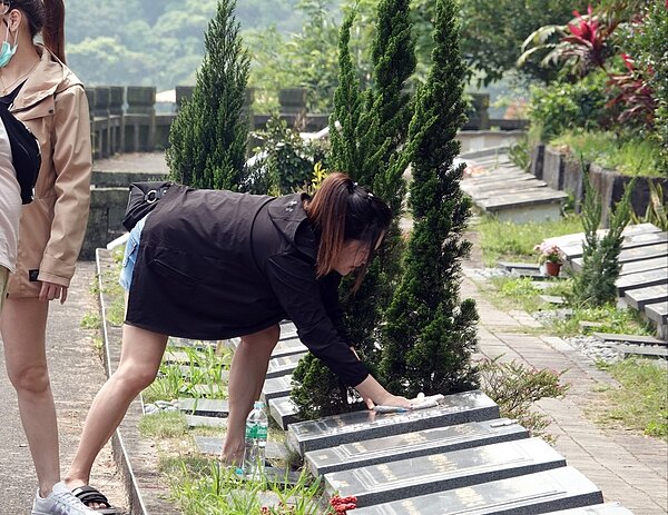 掃墓不是所有人都能去,這十種人可能會「愈掃愈衰」。圖為掃墓示意圖。圖/聯合報系資料照片