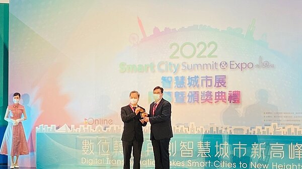 「智慧好居住」的部分,以獲國家發展委員會主任委員龔明鑫頒獎表揚「2022智慧城市創新應用獎」-「中央公園」智慧管理為展出成果。圖/台中市府提供
