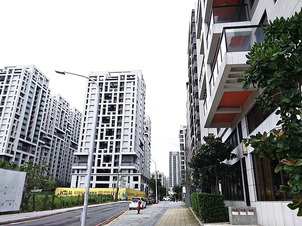 拚社宅量抑制高房價?他揭「嚇人數據」不吃不喝20年才可買房 學者認為,這一波國內房價節節飆漲,尤其不少中南部蛋白區房價被炒高、遠高於區域行情,一旦景氣反轉,跌幅必然頗大,應注意房價過度飆漲的後遺症。圖/好房網News記者林和謙/攝