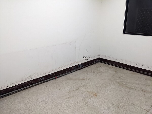 網友將前屋主做的和室拆除,發現牆壁與地板連接處竟有類似水管的管線。圖/截自臉書社團「裝潢DIY研究室」