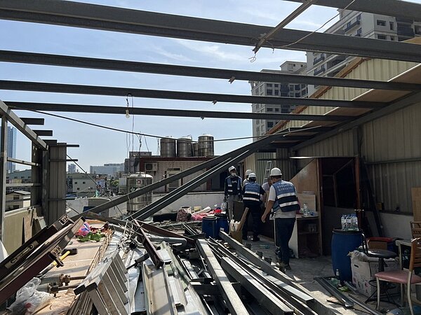 頭興街某公寓頂樓違建連續被查獲經營賭場,市府強制拆除。圖/警方提供