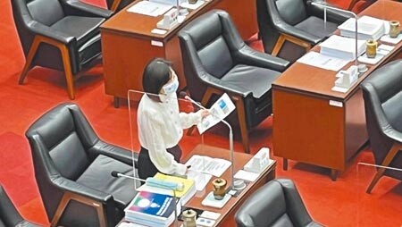 
高市議員陳麗娜22日質詢時指出，高市府為了台積電設廠，光速整治高煉廠土地，6月就要動土了，但大林蒲遷村案卻牛步化。（柯宗緯攝）
