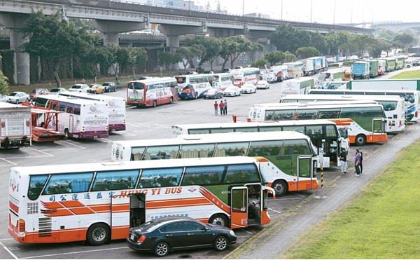 交通部近日預告修正《汽車運輸業管理規則》,明定租用遊覽車,從報到一直到行程結束,駕駛執勤工時不得超過11小時。圖/報系資料照