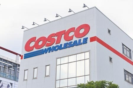 內需消費回溫，為解決服務業人才荒，美式賣場好市多與全聯福利中心皆宣布調薪。圖為好市多內湖店外觀。（本報資料照片）