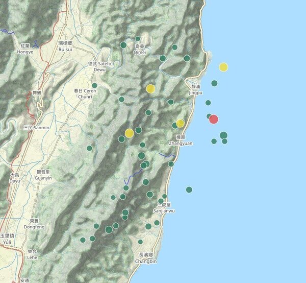 紅色是規模6地震，黃色是規模5地震，綠色是規模4（含）以下地震。圖／取自鄭明典臉書