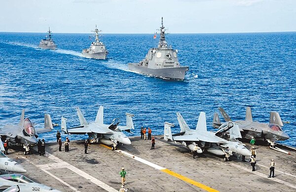 一項最新民調指出,若中共武力犯台,有高達5成6民眾不相信美軍會參戰協防台灣。圖為美與日本等多國海軍在菲律賓海聯合軍演。(摘自美軍印太司令部官網)