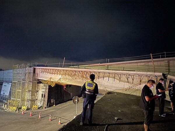 23日強震,造成玉興橋出現倒塌情形。圖/警方提供