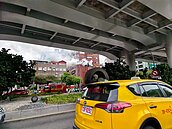 北市「中國房屋開發大樓」竄火！　住戶窗邊揮毛巾求救