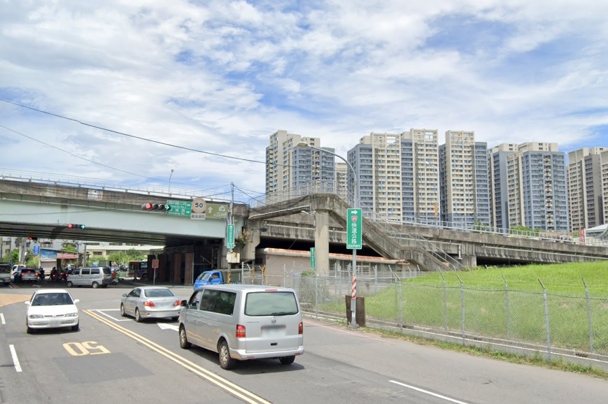 新北市政府工務局將優化浮洲橋下橋市區道路，第一階段改道將於3月26日起實施。圖／Google Maps