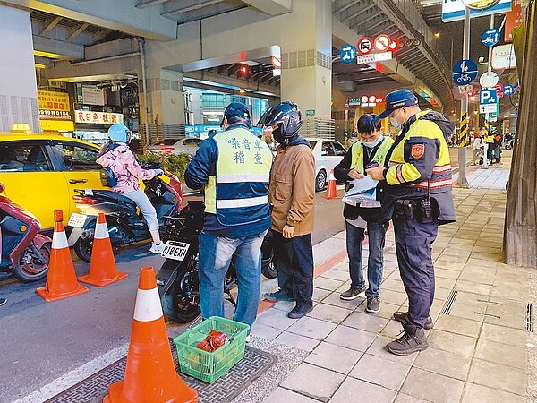 新北市環保局與警察局聯手,於管制時段進行夜間攔查,取締噪音車輛。(新北市環保局提供/陳慰慈新北傳真)