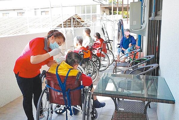 旗山醫院護理之家長輩於陽台曬太陽、照服員幫長輩掏耳朵。圖/衛福部旗山醫院提供