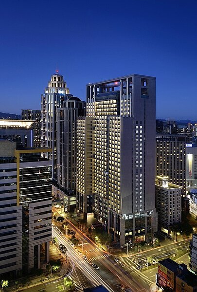 位在新板特區的凱撒飯店,儘管平日平均最低房價約2500元,但住宿率仍只有4成。圖/凱撒飯店提供