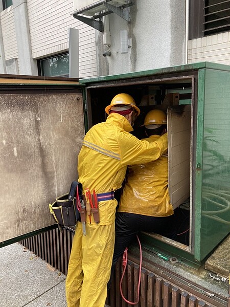 台電台南忠孝變電所設備故障，工作人員下午忙著搶修。圖／台電提供