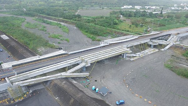 玉興橋橋梁安全檢查暫時封閉,臨時交維改道,預計明天上午8時開放通行。圖/公路總局提供