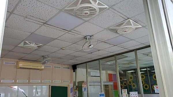 業者在安裝隔熱設備後能降低室內溫度,可減少空調負荷。圖/新北市經發局提供