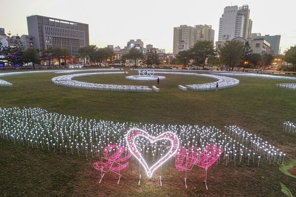西拉雅廣場3萬朵白色玫瑰花燈海，展期倒數計時。圖／台南市政府提供