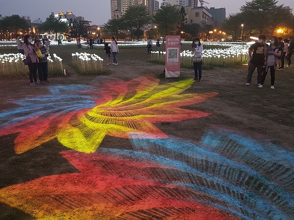 西拉雅廣場3萬朵白色玫瑰花燈海,展期倒數計時。圖/台南市政府提供