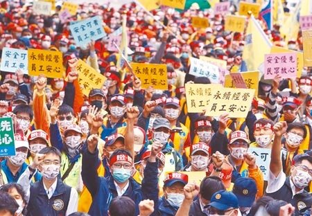 台鐵工會不滿台鐵公司化草案未溝通,23日號召千名員工上街,高舉「安全可貴 員工無罪」、「永續經營 員工安心」等標語,反對不清不楚的公司化。(陳怡誠攝)