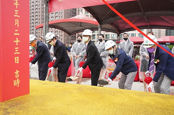 捷運凹子底站旁商業區開發案於今（23）日舉行工程開工動土典禮，預計2026年完工後，將成為高雄第三高建築，提供商場、旅館、商務中心、水族館等場設，預估可創造6千多個就業機會。圖／高雄市政府提供