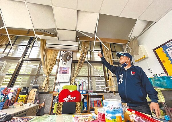 花蓮近海23日凌晨發生規模6.6強震,台南和新竹2大科學園區都有廠商發生部分機台當機,所幸均為防震保護機制無災損。圖為台東縣成功鎮忠孝國小教室天花板輕鋼架全垮下來。(民眾提供/莊哲權台東傳真)