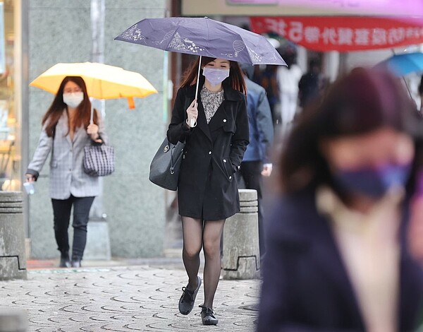 今天至明晨鋒面逐漸北移，雲帶結構稍減弱，各地仍有局部陣雨的機率。聯合報系資料照片