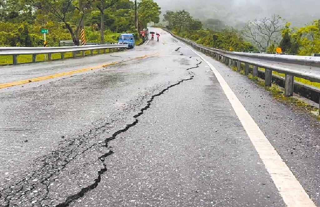 花蓮近海23日凌晨發生規模6.6地震,台30線玉長公路台東段32.5公里處出現路面龜裂情形。(民眾提供/莊哲權台東傳真)