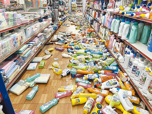台東縣震度6級弱,成功鎮一家五金百貨商品散落一地。(民眾提供/蔡旻妤台東傳真)