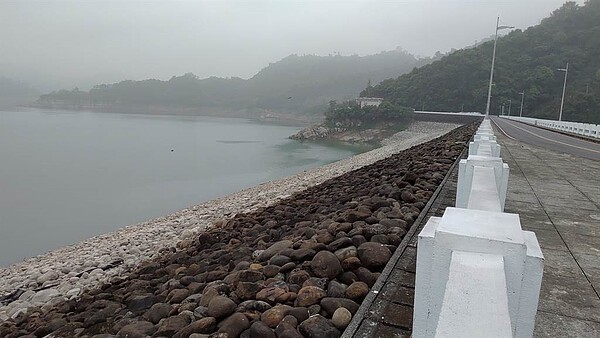 凌晨地震發生當下,台南市曾文、南化、烏山頭3水庫值班員工半夜隨即進行初步巡檢。圖/中時