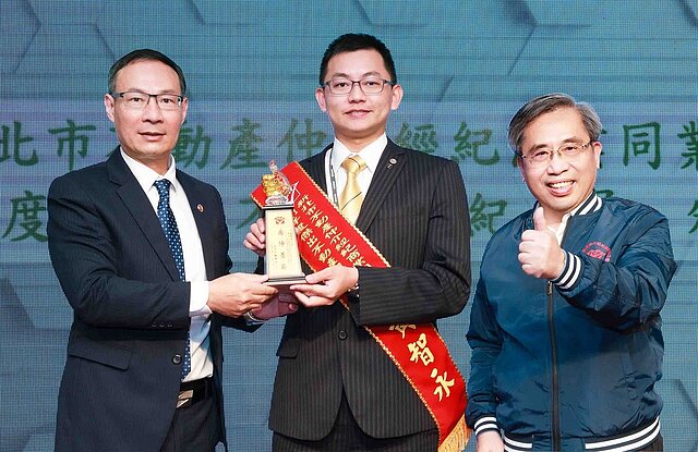 永慶房屋黃智永以誠實服務圓滿每一次成交,讓他在永慶完成五子登科的目標!