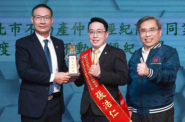 永慶房屋張浩仁秉持著「不斷的自省,才是進步的基石」為自我要求,每天歸零學習,用心優化服務技巧