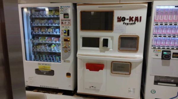 美國製拉麵自動販賣機首次於日本亮相（中間機台），開賣一天疑因支付系統問題暫停服務。 圖／翻攝自twitter@centrair2