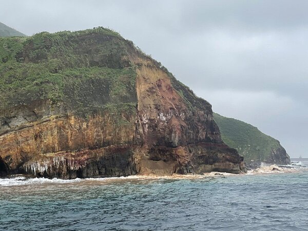 宜蘭縣外海的龜山島「北爪」出現崩塌。圖/凱鯨號賞鯨船解說員李孝提供