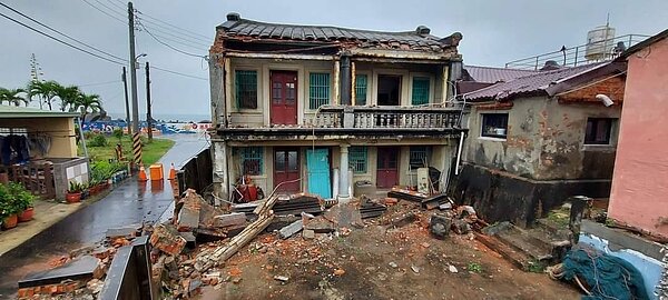 高雄市梓官區赤西里有120年歷史的劉德波洋樓23日因地震加上下雨,建物具有紀念價值的門楣「劉」字、領帶浮雕全部倒塌。圖/劉英凱提供