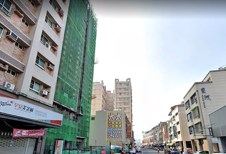 楠梓預售案房價不到一年飆漲破5成,漲得這麼兇,在地民眾不會買、也不一定買得起,目前楠梓房市比起去年有較冷卻的情形,主要是房價真的漲太快也太多,民眾自備款不夠。圖/google map