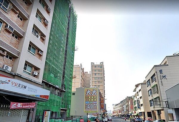 楠梓預售案房價不到一年飆漲破5成,漲得這麼兇,在地民眾不會買、也不一定買得起,目前楠梓房市比起去年有較冷卻的情形,主要是房價真的漲太快也太多,民眾自備款不夠。圖/google map