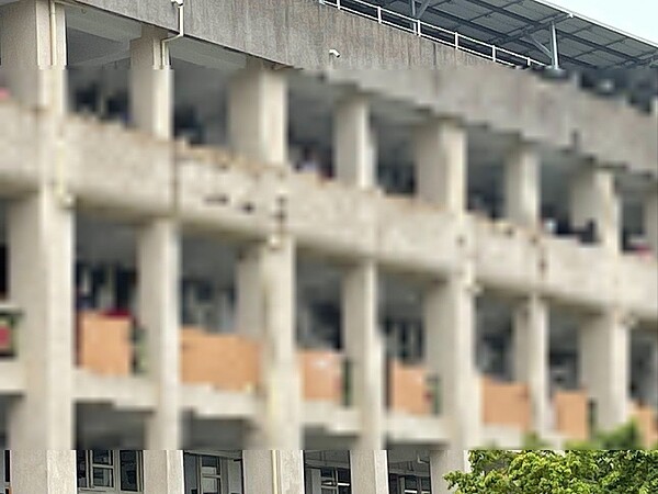 高雄本土疫情再拉警報！高雄市前鎮區一所高中傳出疫情，目前全校師生正在輪班做篩檢。記者徐如宜／攝影