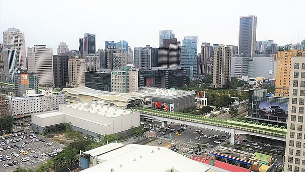 央行升息一碼，使壽險業者投資不動產的最低收益率從2.095%調高至2.345%，此舉讓原本已經很難在台北市買到適合商用不動產的現況更加劇困難，甚至出現脫北現象。圖／高力國際