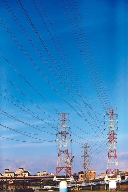 電價審議委員會即將召開,電價是否調漲引發外界關注,不過綠委多呼應要審慎,特別是現在跳電那麼多,呼籲要注意民眾感受度。(本報資料照片)