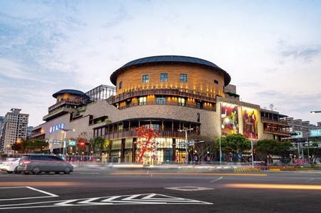「遠東百貨」為竹北首座大型購物中心。圖∕鄭啟明