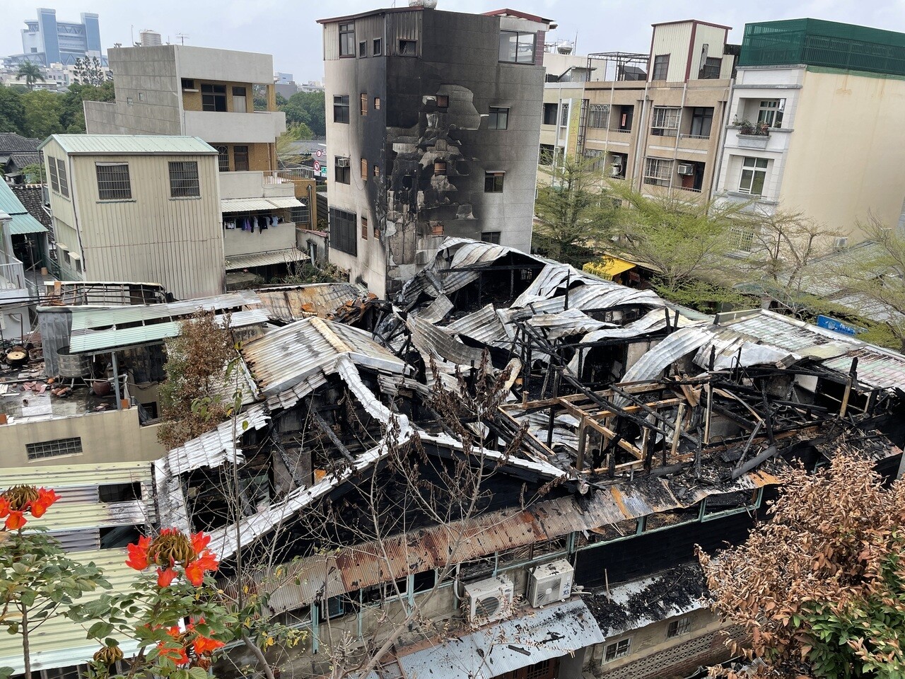 嘉義市共和街一排日治木造屋12日大火，7戶付之一炬，空拍可見整片嚴重毀損。圖/聯合報系資料照片 