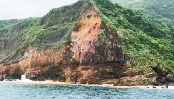宜蘭龜山島北爪有些落石崩塌，使得海水濁度高。圖／賞鯨船解說員李孝提供
