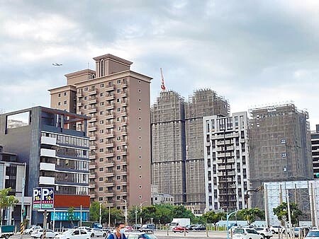 桃園市議會臨時會24日三讀通過《桃園市房屋稅徵收率自治條例》修正草案,非自用住宅6戶以上每戶課3.6%的「囤房稅」,建商寬限期為3年。(蔡依珍攝)