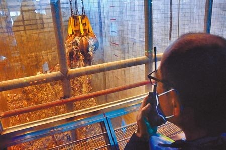 興建十餘年未啟用的台東垃圾焚化爐自去年開始整修,台東縣環保局表示,焚化廠維修進度已達96%,7月應可如期試營運。(蔡旻妤攝)